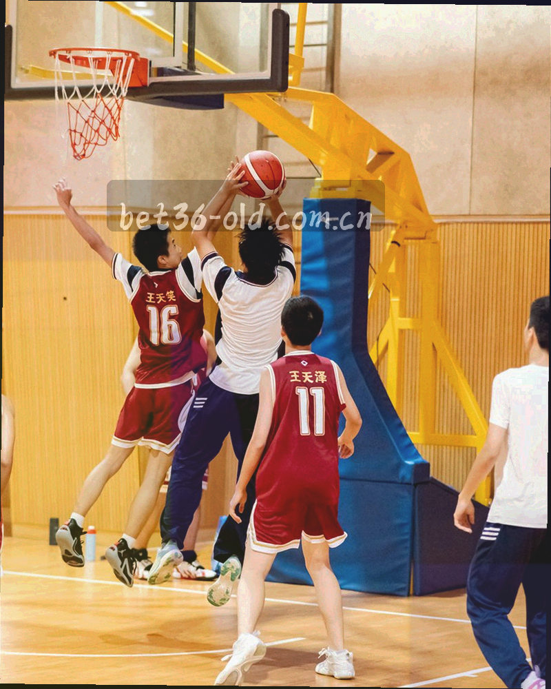 竖排四段式流程线稿，第二与第四段带橙色节点标记